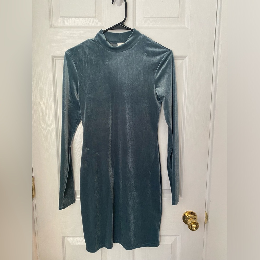 H&M turquoise long sleeve velour dress